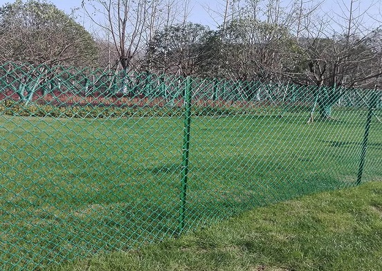 Cum asigură rigiditatea plasei diamantate o gardă eficientă?